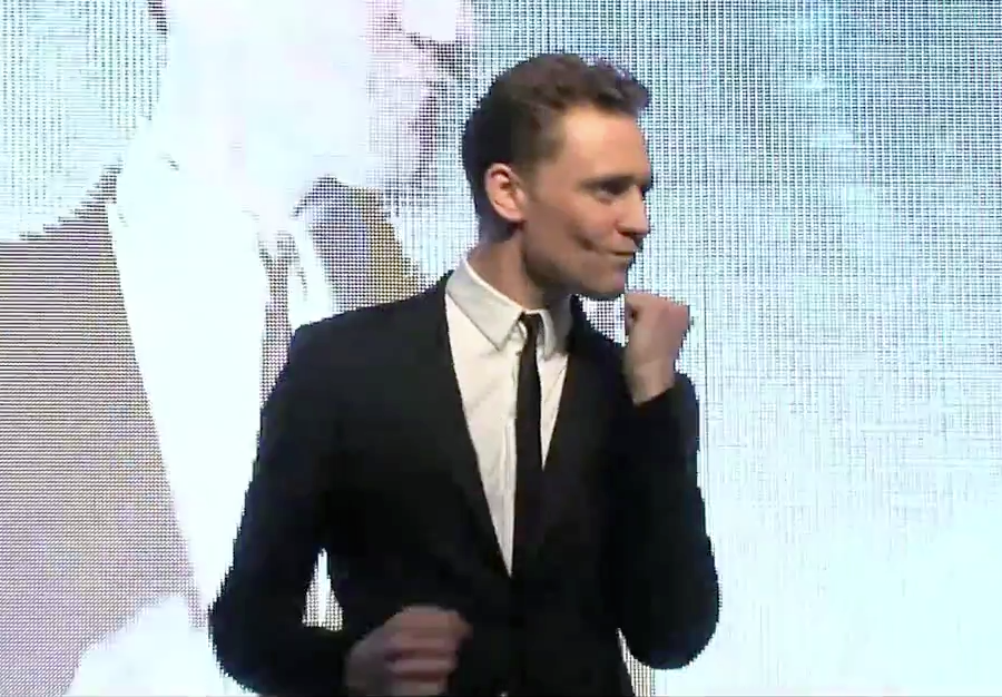 Tom Hiddleston mostra todo seu gingado em evento na Coréia do Sul