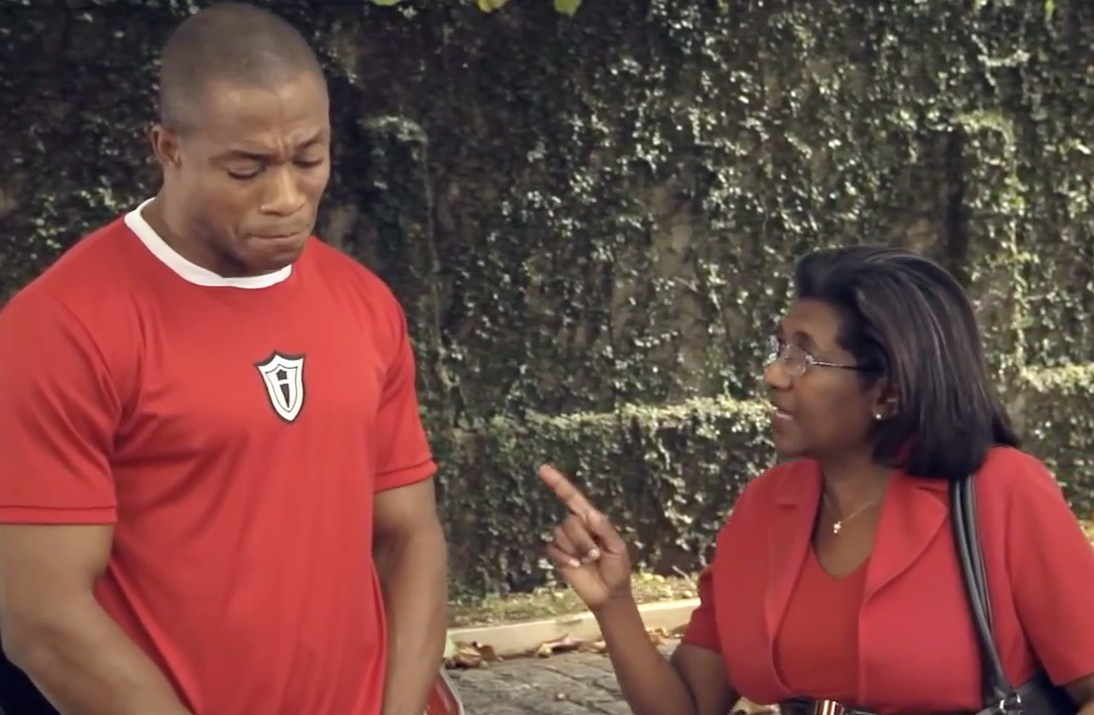 Propagandas toscas: Dando migué na própria mãe, menino? Que feio...