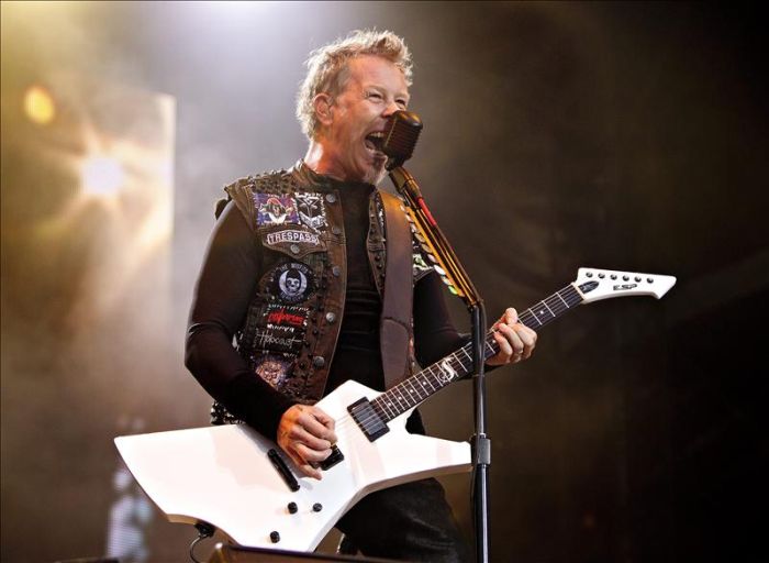 James Hetfield, do Metallica, canta Beatles em apresentação
