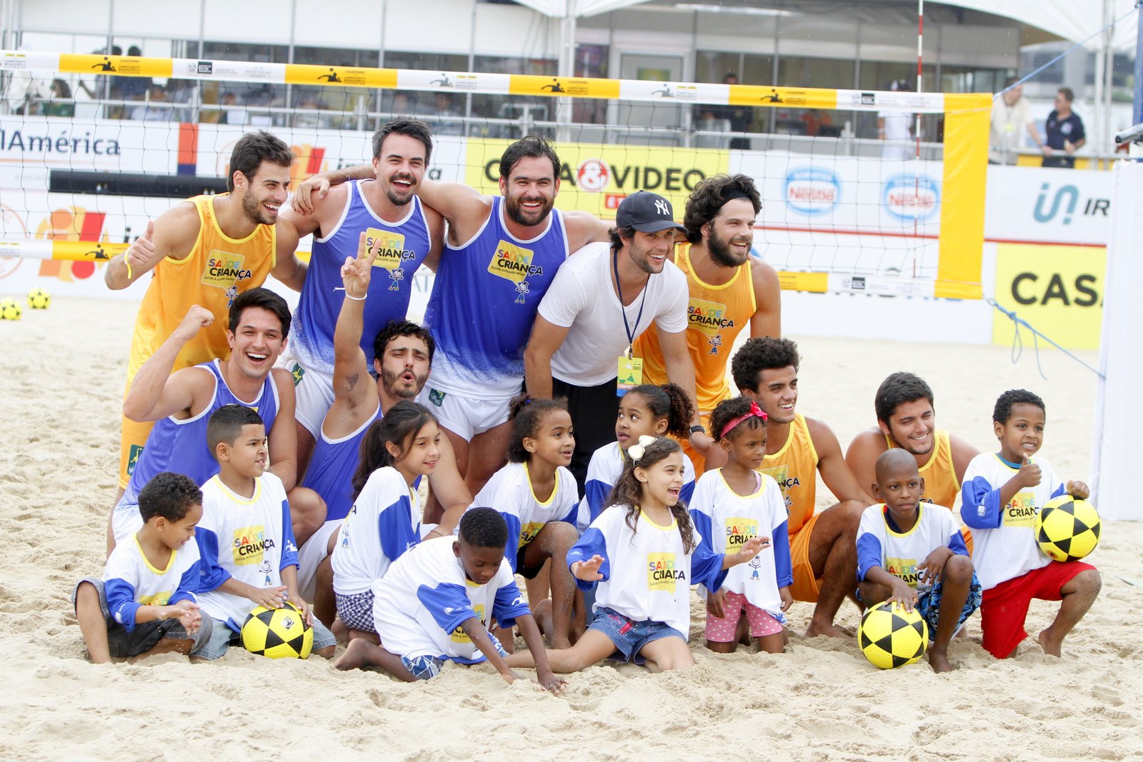 Bruno Gissoni, Thiago Rodrigues e outros atores participam de jogo de futevôlei beneficente