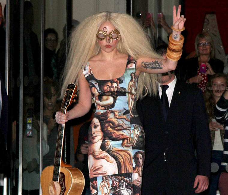 Lady Gaga aparece em boate gay em Londres e canta 'Venus'