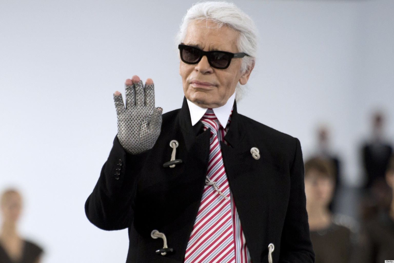 Karl Lagerfeld está no Brasil para coquetel de mostra que abre ao público nesta quinta (31)