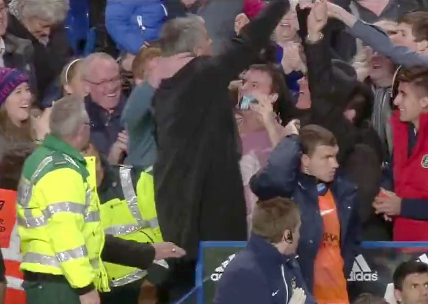 Após gol no último lance, Mourinho comemora muito e se joga na torcida
