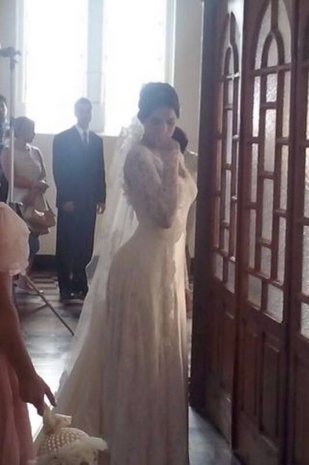 Bruna Marquezine grava cenas vestida noiva para a novela Em Família