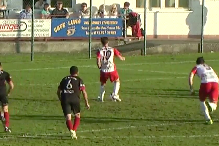 Jogadores tentam fazer jogada diferente em pênalti e vacilam feio