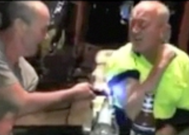 Tiozões bêbados têm a brilhante ideia de brincar com taser