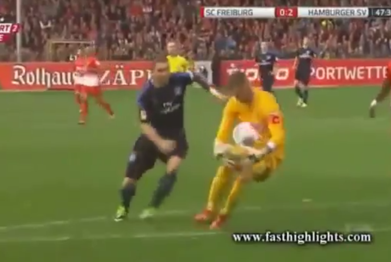 Goleiro alemão erra feio e dá três gols de bandeja para adversários