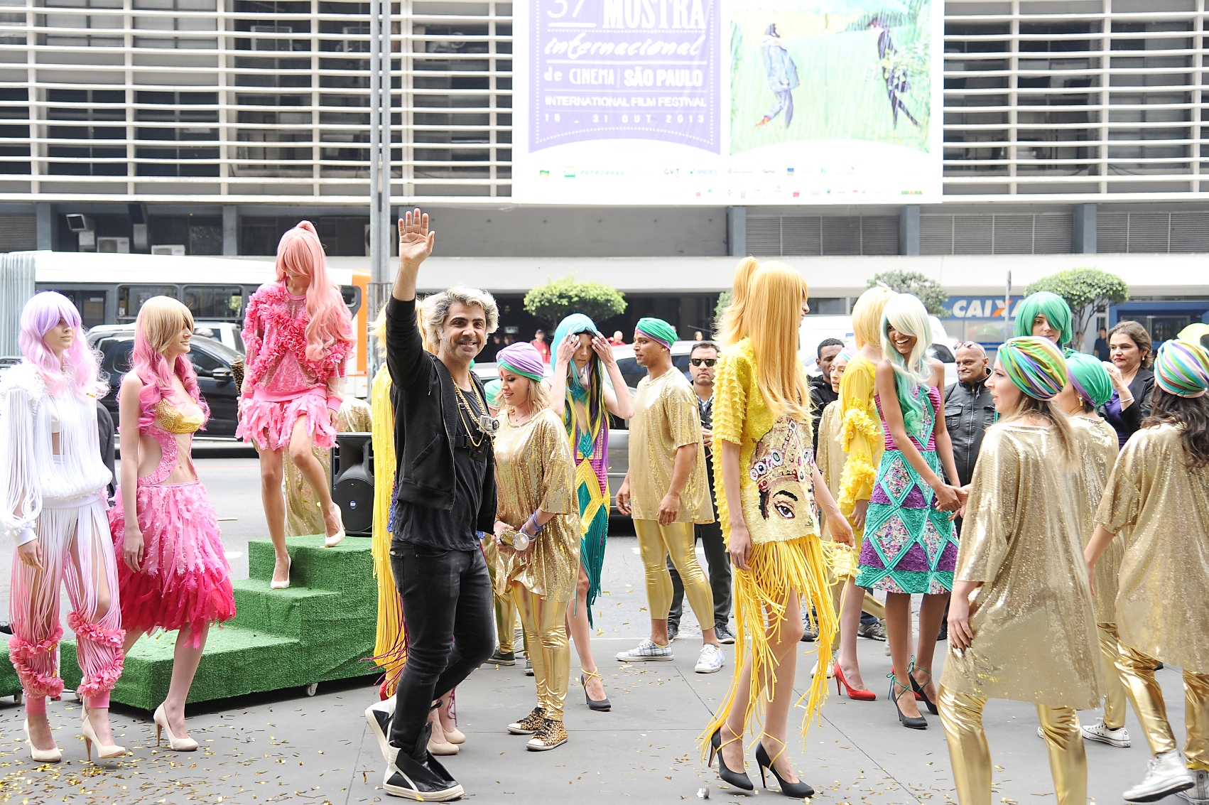 Fause Haten faz desfile surpresa em plena Avenida Paulista