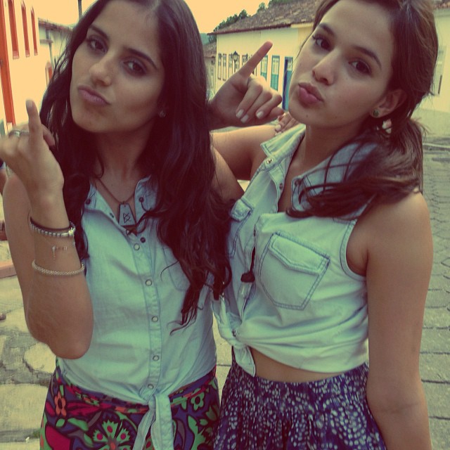 Filha de Zezé Di Camargo posta foto ao lado de Bruna Marquezine e mostra bastidores de nova novela
