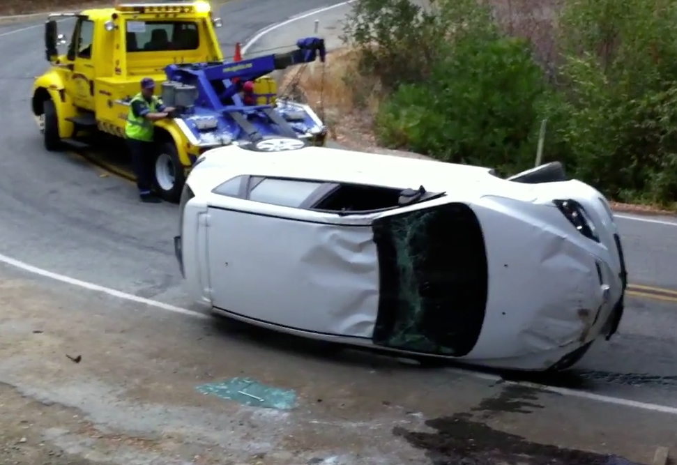 Seu carro capotou? Não peça ajuda para esse guincho!