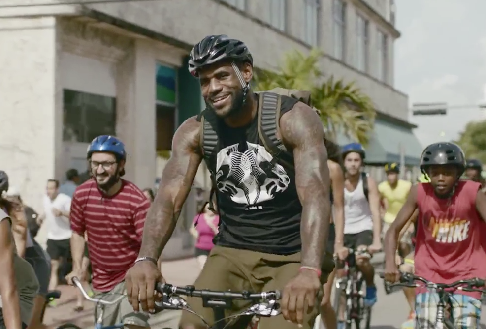 Em propaganda, LeBron James é seguido por milhares de fãs durante treino
