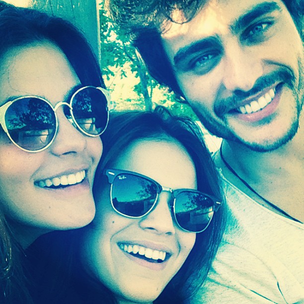 Bruna Marquezine posa ao lado de colegas de elenco da novela Em Família