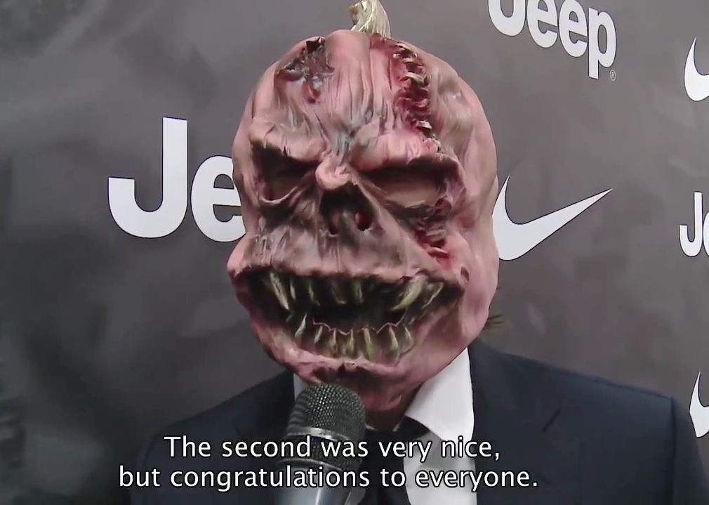 Após goleada da Juve, Pirlo dá entrevista com máscara de monstro