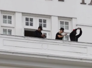 Justin Bieber acena para fãs de seu quarto no Copacabana Palace