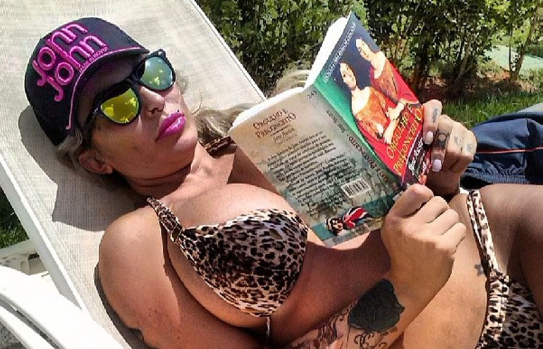 WTF do dia: Sabrina Boing Boing publica foto lendo livro de óculos escuros