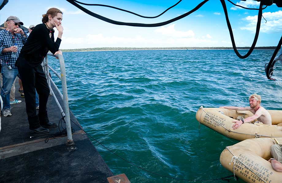 Estúdio mostra Angelina Jolie dirigindo seu novo longa, ‘Unbroken’