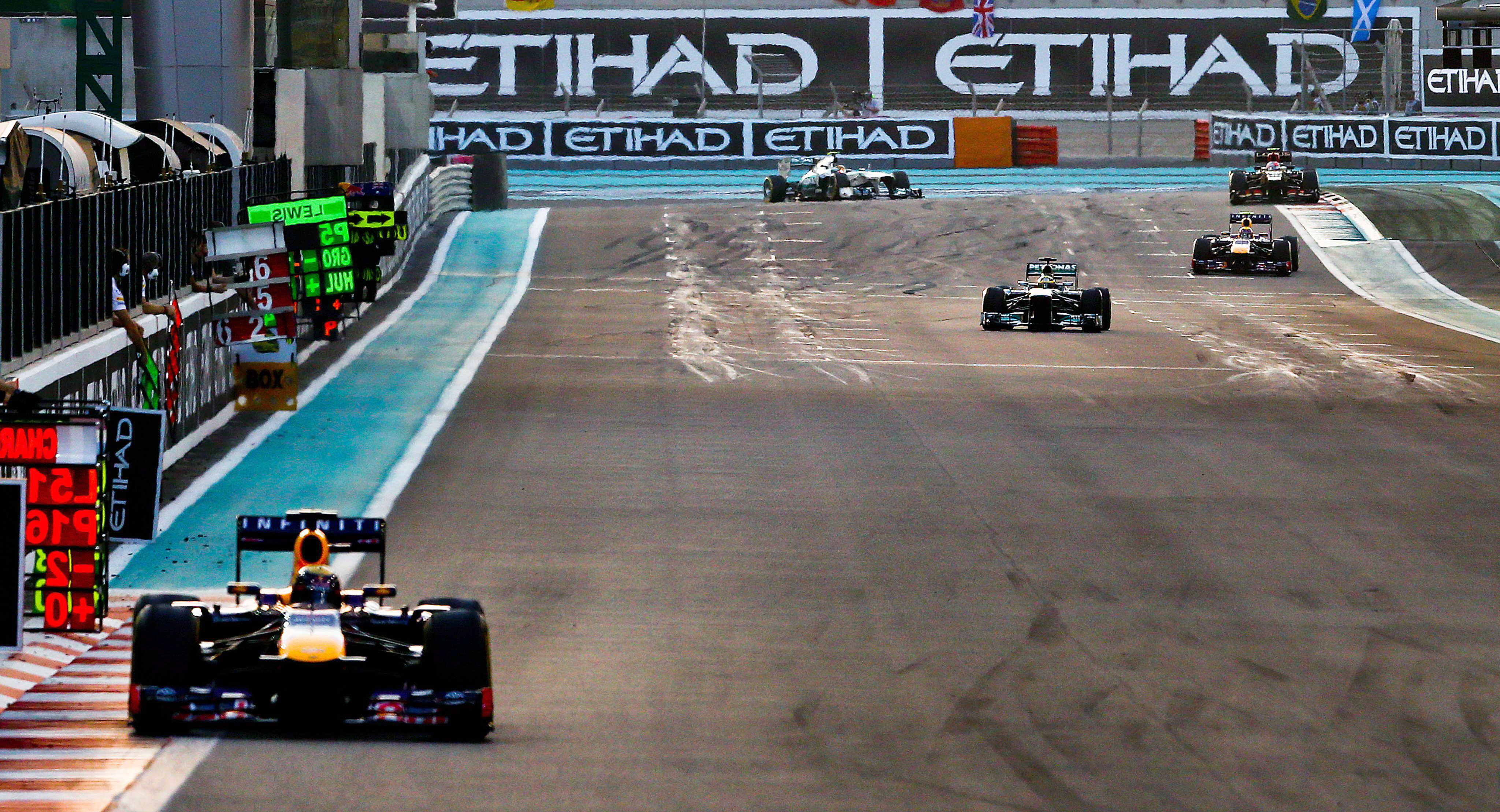 Tetracampeão, Vettel conquista 7ª vitória consecutiva e iguala marca de Schumacher