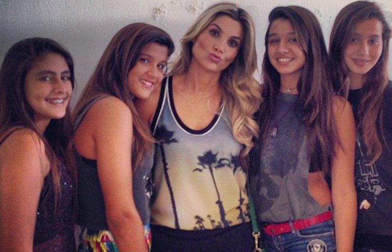 Flávia Alessandra publica foto ao lado da filha e suas amigas a caminho do show de Justin Bieber