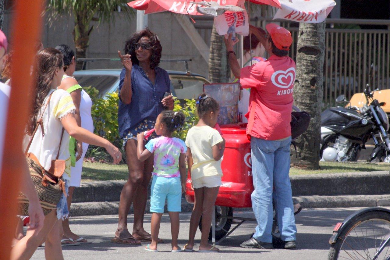 "Sou antes e depois das minhas filhas", revela Glória Maria