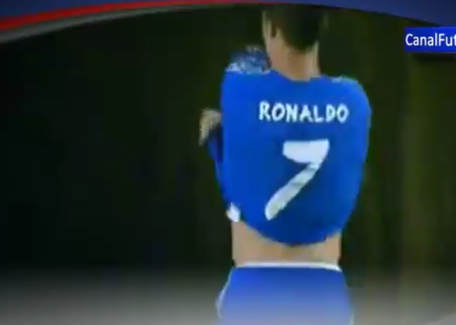 Após bolada, Cristiano Ronaldo presenteia garotinha com sua camisa
