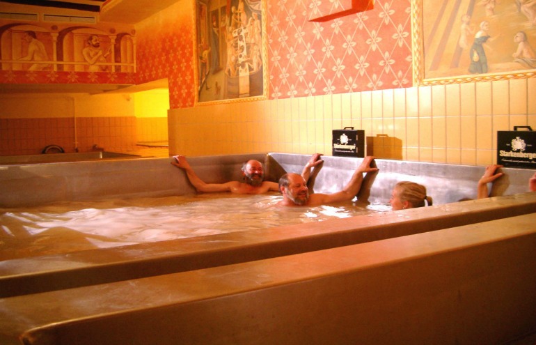 Empresa na Áustria oferece banho em piscina de cerveja