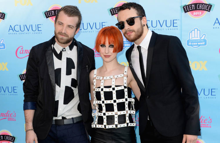 Duas amigas fazem as malas para ver o Paramore; veja o clipe de