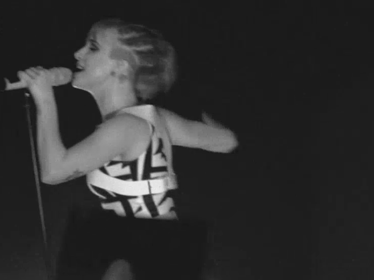 Com cenas da turnê, Paramore lança clipe para Daydreaming