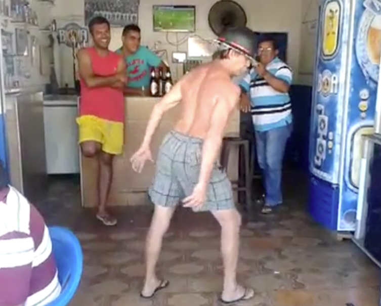 Tiozão bebe demais e mostra seu lado Michael Jackson em boteco