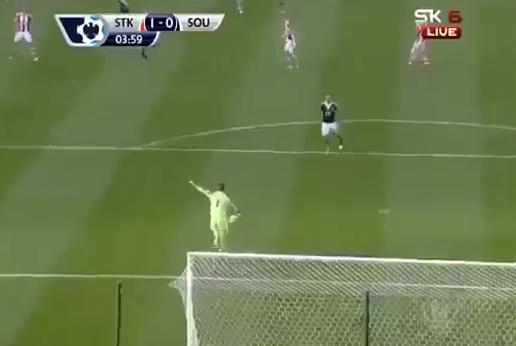 Goleiro do Stoke City dá bicão e marca gol inacreditável; veja!