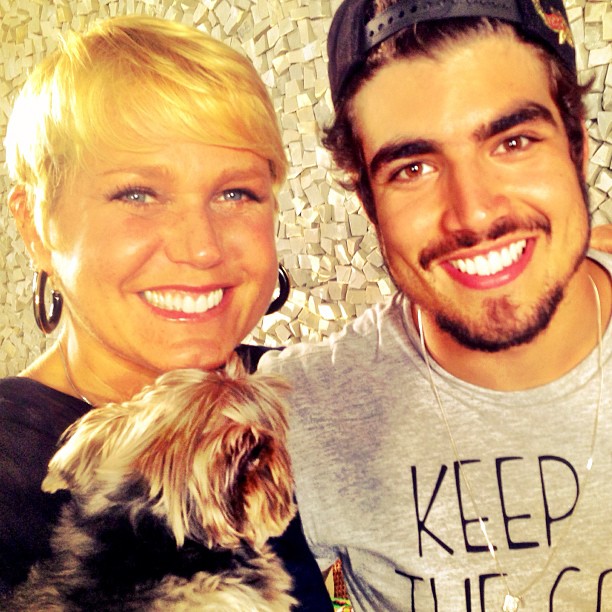Caio Castro tem seu dia de baixinho ao lado de Xuxa