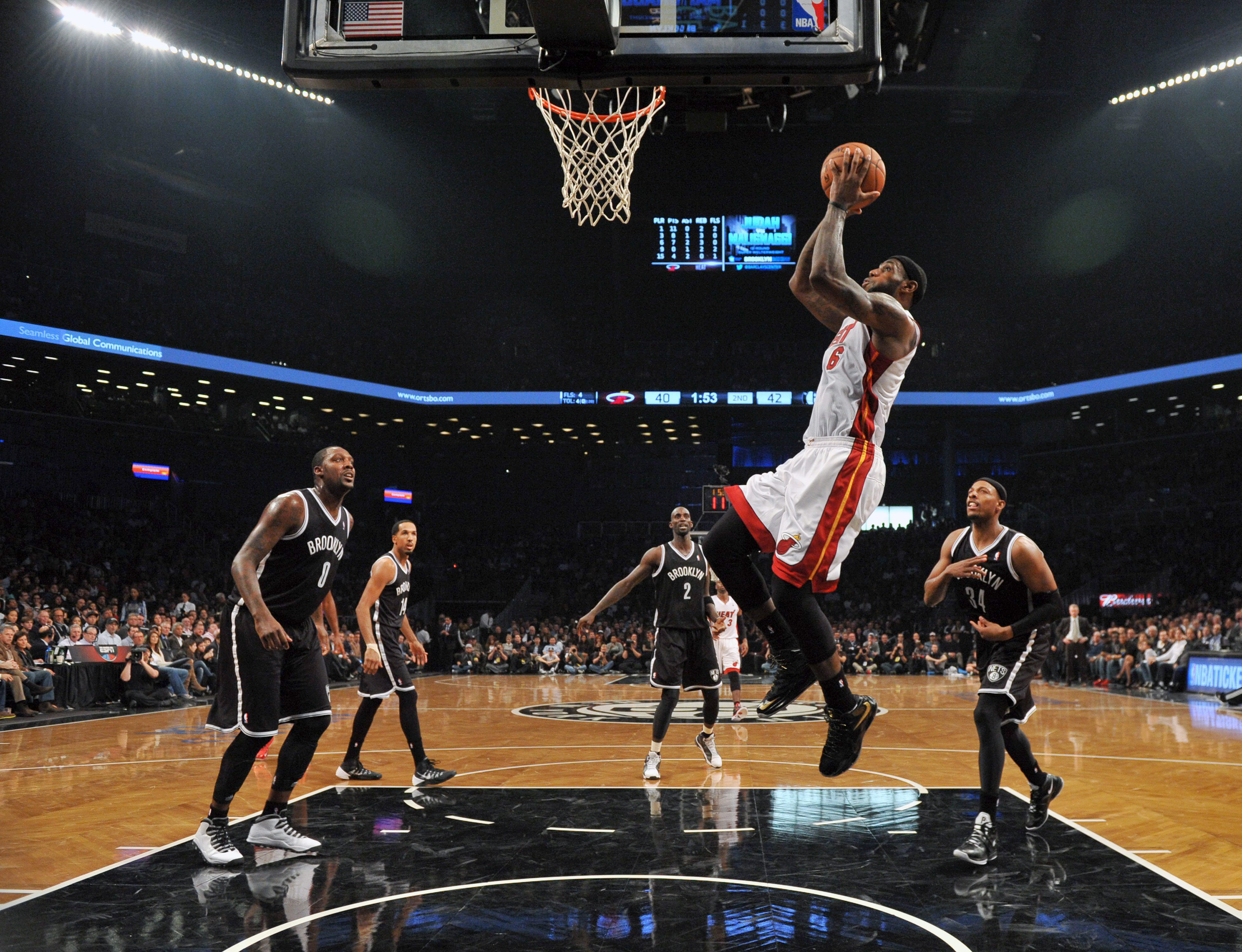 LeBron James chega aos 500 jogos com mais de 10 pontos em nova vitória na NBA