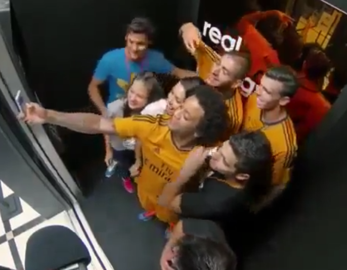 Marcelo, Bale e Benzema fazem surpresa para fãs do Real Madrid em elevador