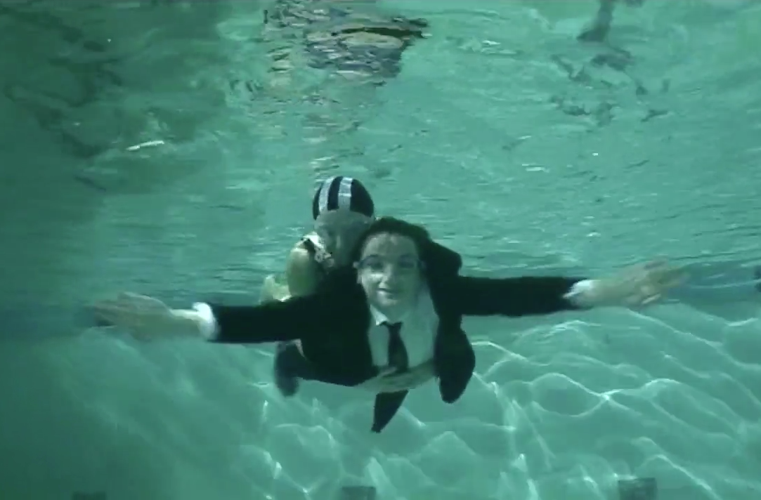 Homem faz coreografia emocionante em piscina com sua mãe de 76 anos