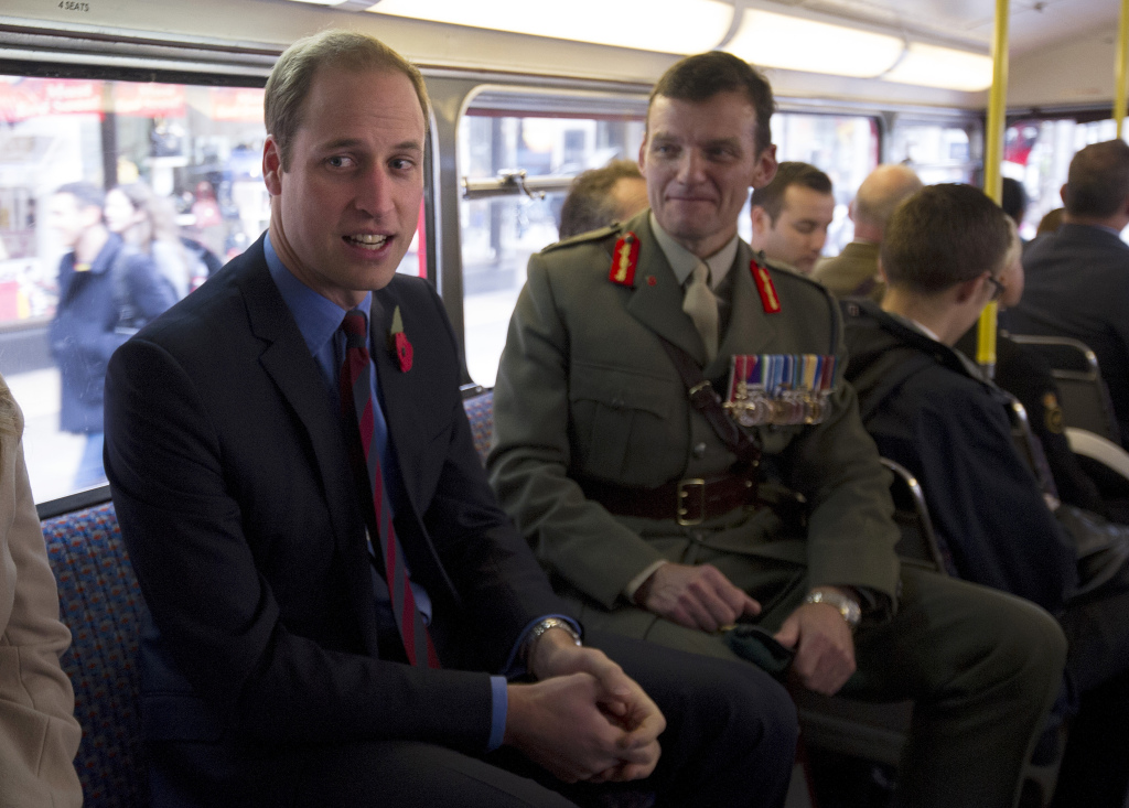 Príncipe William e Kate Middleton andam de ônibus em Londres