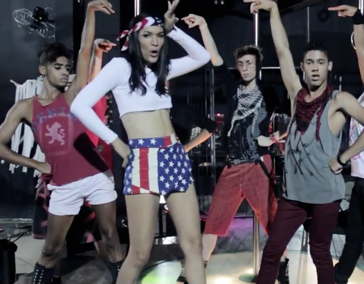 Travesti, MC Xuxú faz sucesso e manda um beijão para colegas em clipe