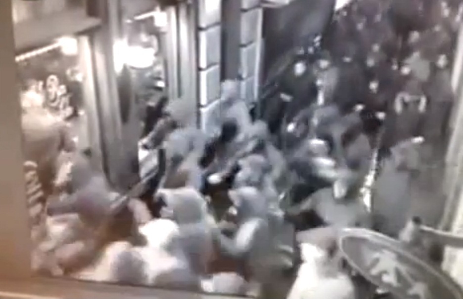 Após briga em bar, 44 hooligans são presos na Holanda; veja vídeo