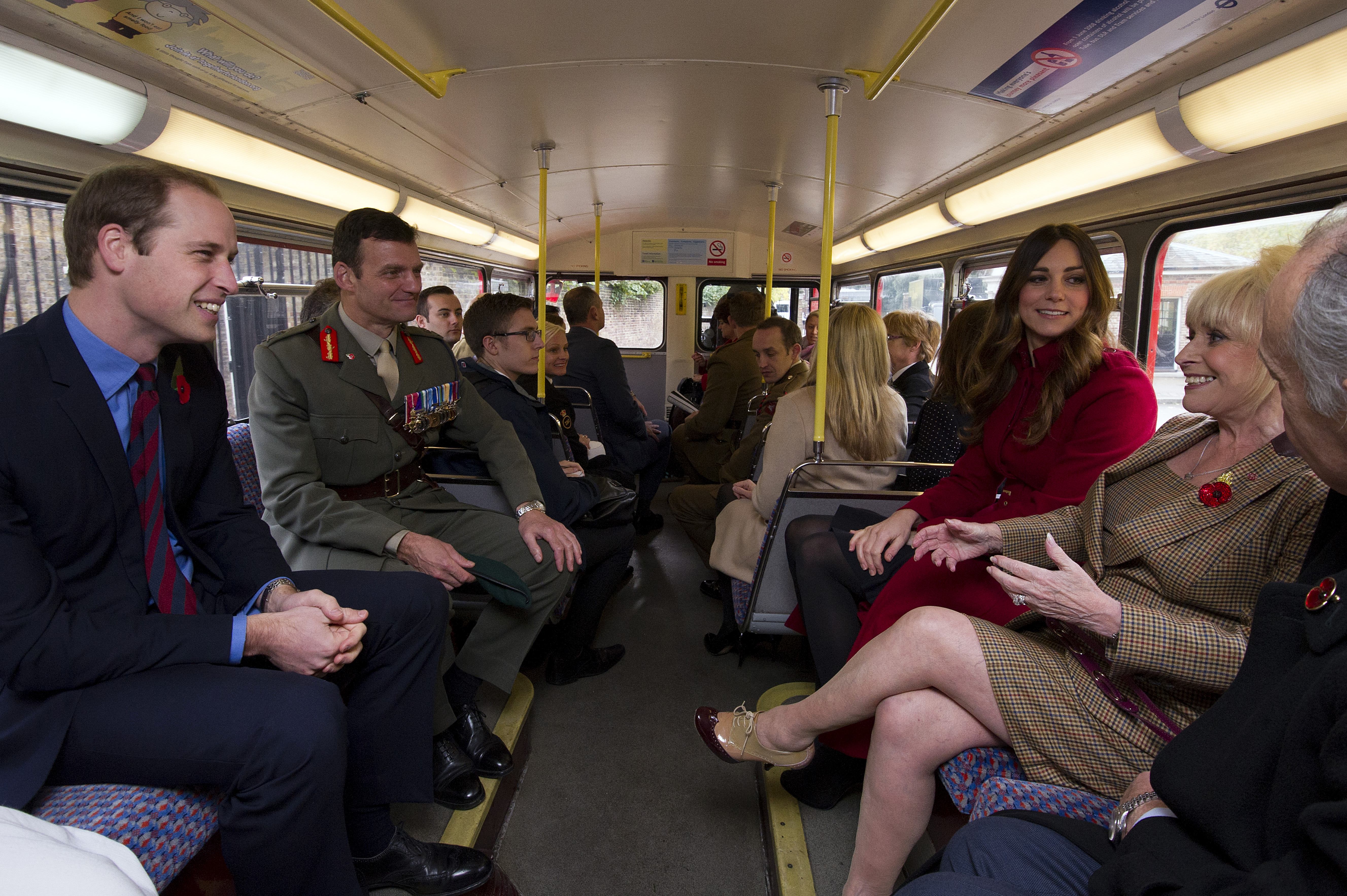 <p>Pr&iacute;ncipe William e Kate Middleton andam de metr&ocirc; em Londres</p>