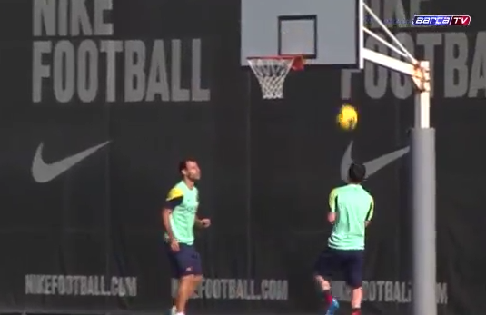 Messi esbanja habilidade e faz cesta usando a cabeça em treino do Barcelona