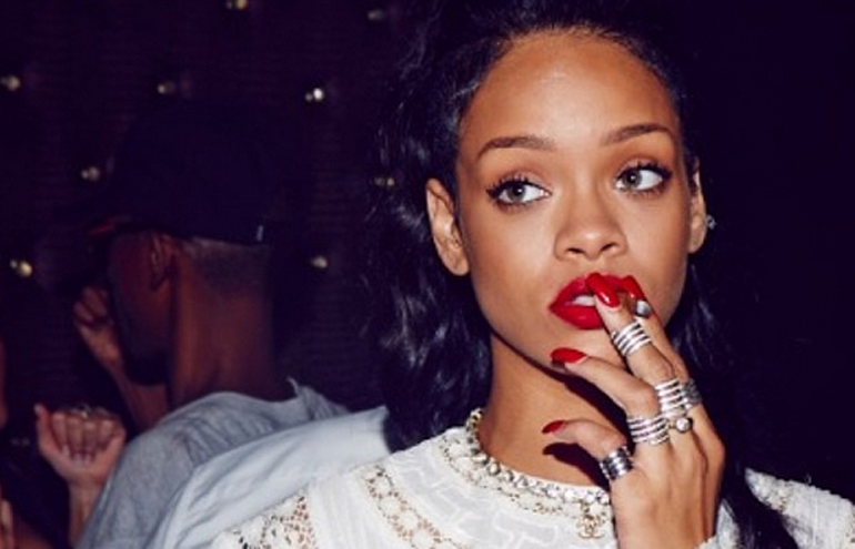 Rihanna pode ficar careca, diz especialista em cabelo