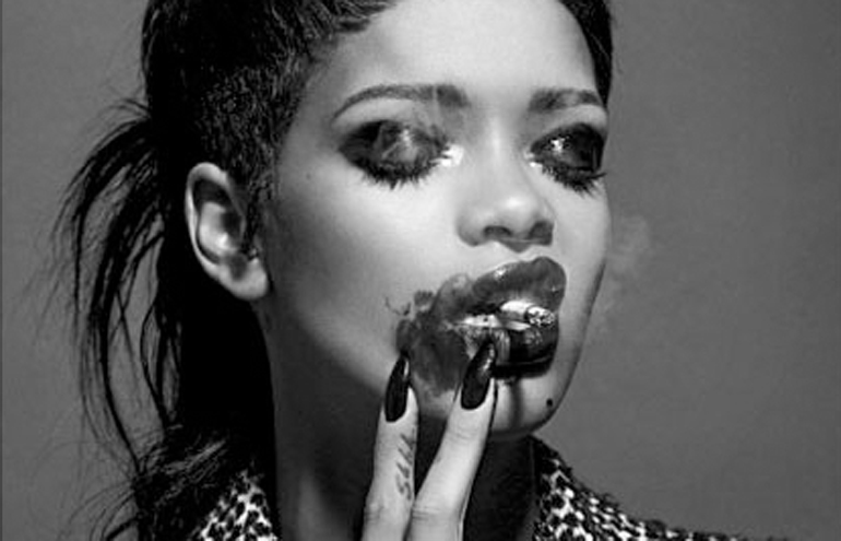 Rihanna posa com maquiagem borrada para revista