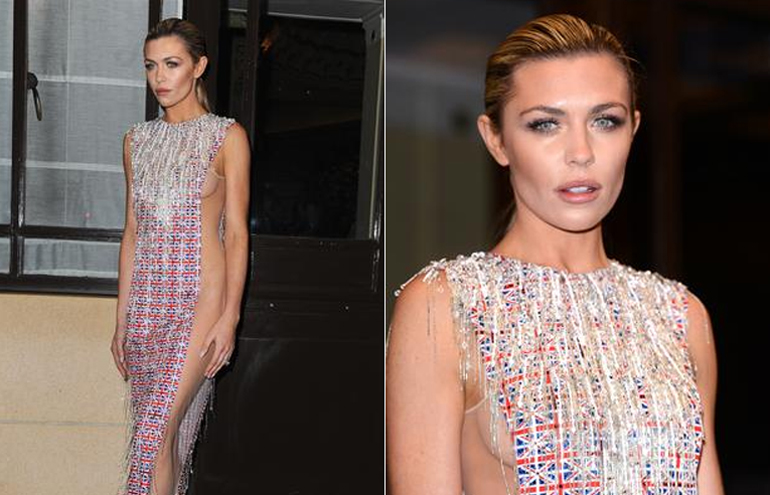 Modelo inglesa usa vestido transparente sem calcinha e sutiã