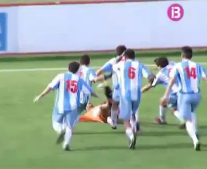 Goleiro marca golaço inacreditável de bicicleta no último lance de jogo