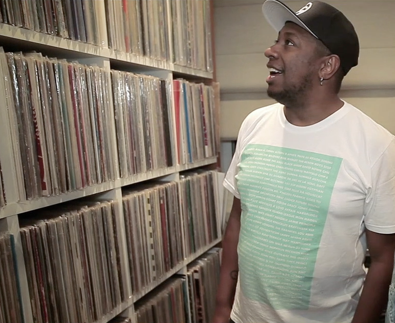 Programa Todo Mundo É DJ invade estúdio do DJ Marky e mostra seus discos