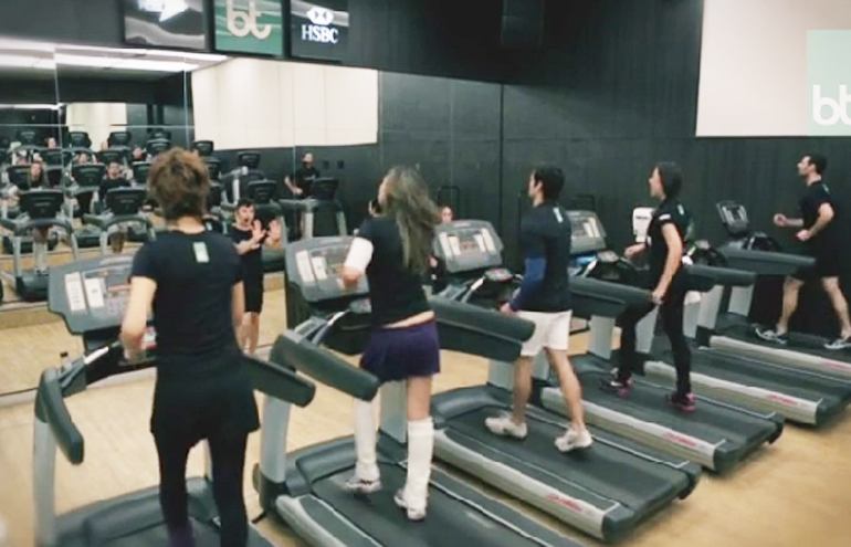 Walking Dance: conheça a aula de dança na esteira ajuda a queimar 600 calorias por hora