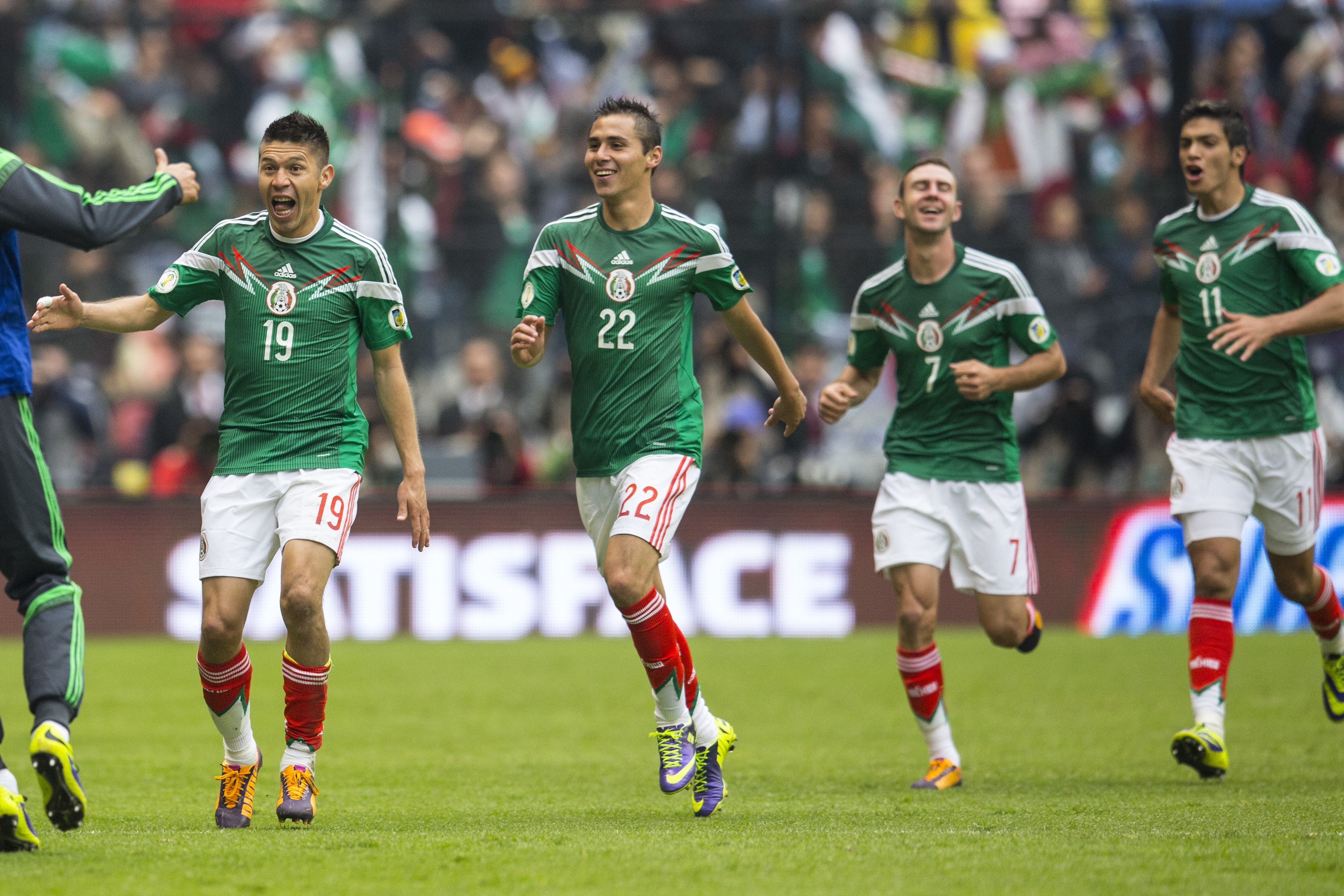 Reformulada, seleção mexicana goleia a Nova Zelândia e põe um pé na Copa