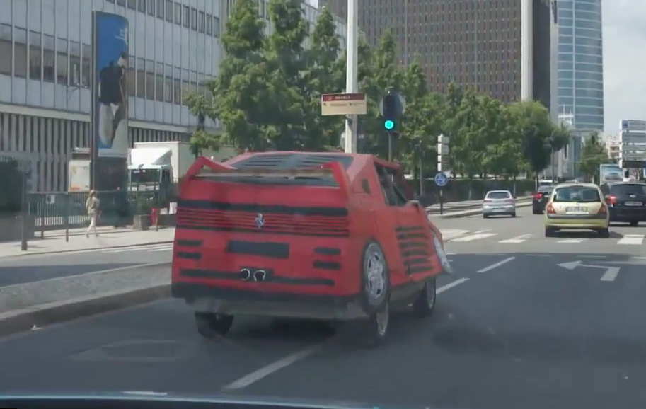 Artista francês anda pelas ruas ostentando com sua Ferrari sensacional