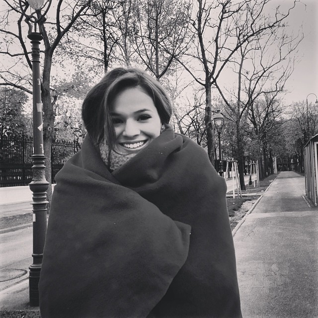 Bruna Marquezine enfrenta o frio da Áustria para gravações de novela