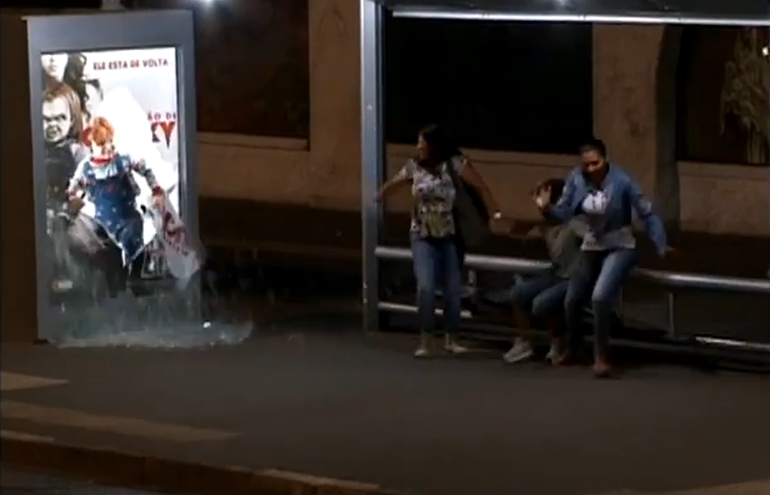 Pegadinha com Chucky, o Brinquedo Assassino aterroriza em ponto de ônibus