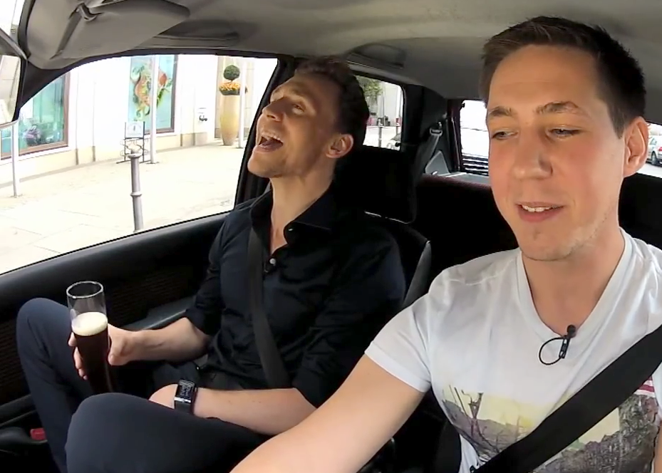 Tom Hiddleston "frita" no Stand By Me enquanto anda de carro