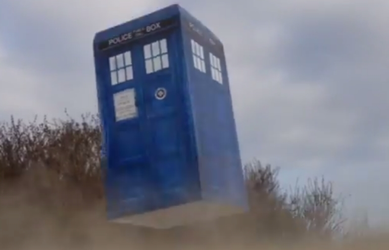 Fã da série Doctor Who constrói nave TARDIS e a faz voar pelo céu de San Diego
